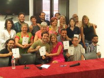 La directora de la escuela Bárbara Gil, junto a sus alumnos en la presentación de el libro de estos: "El cielo literario".
