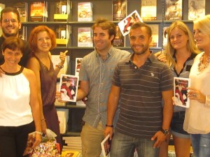 Los autores posan junto a su libro en la librería Luces de Málaga
